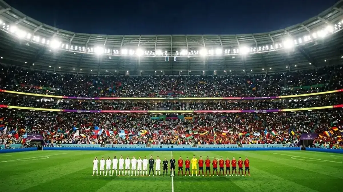 England och Ghana möts i en fullsatt VM-arena under strålkastarljus