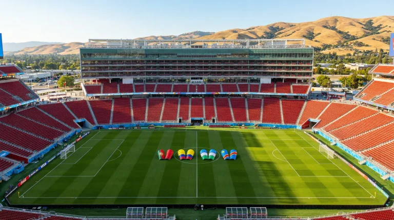 VM 2026 Grupp K med Portugals och Colombias flaggor mot fotbollsplansbakgrund