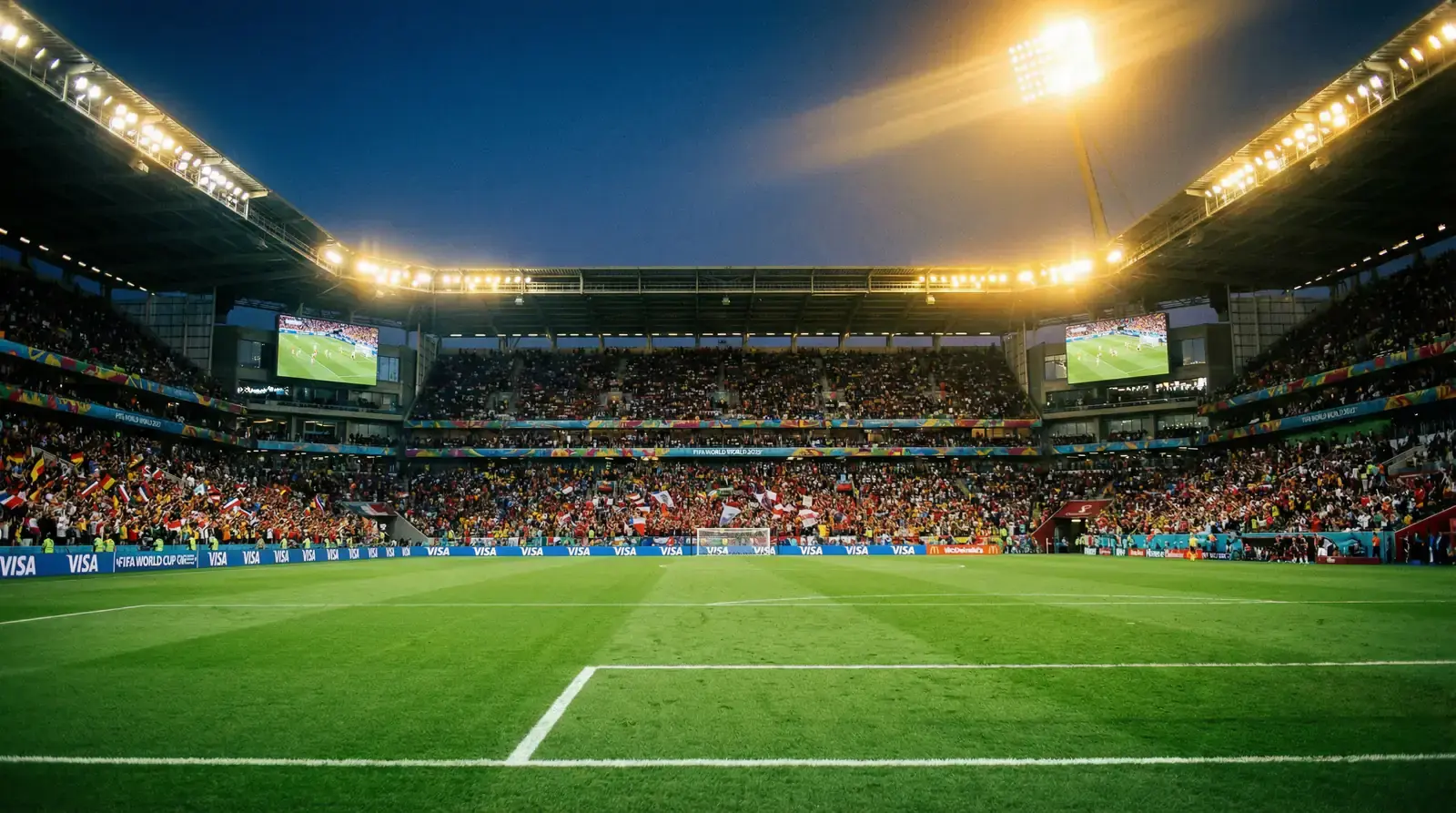 Fotbollsstadion fylld med supportrar under en VM-match i kvällsljus