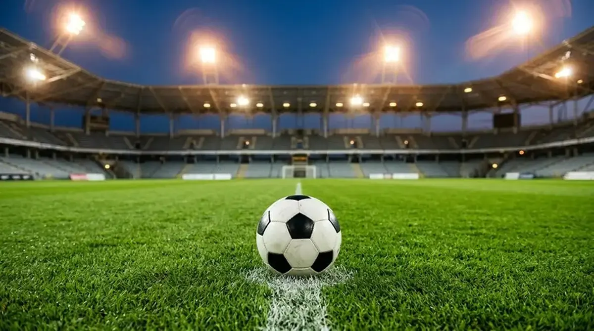 Fotboll på mittpunkten i en upplyst VM-arena inför avspark